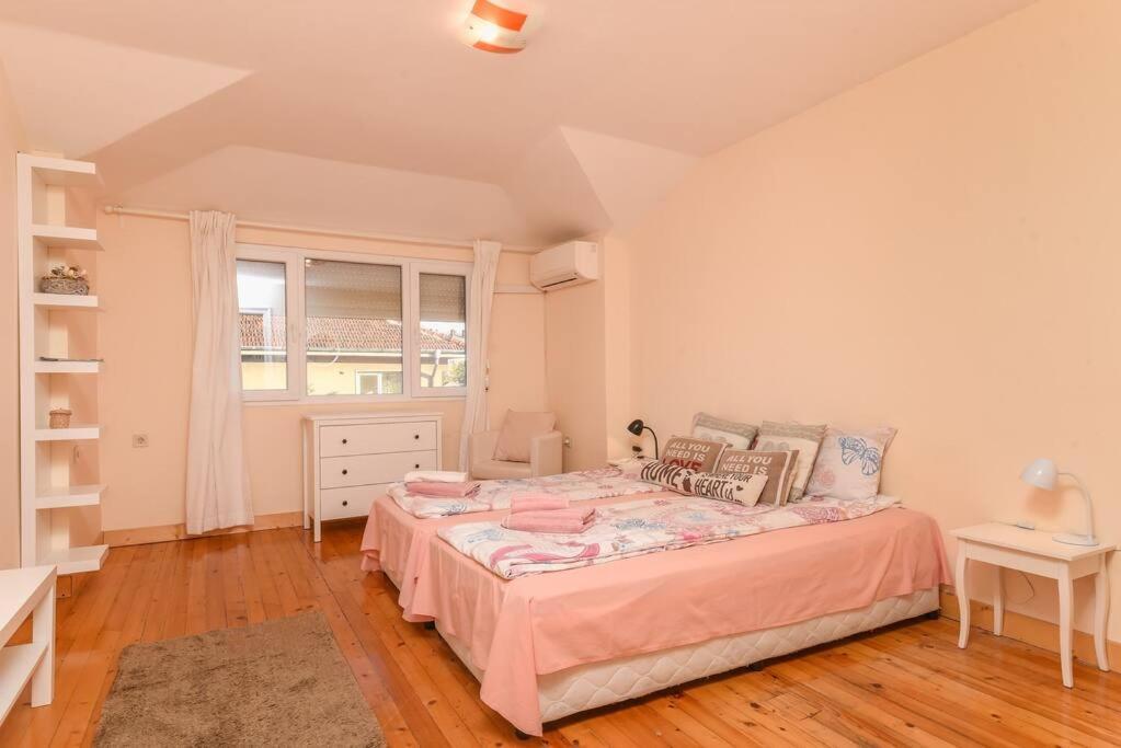 Spacious And Cozy 3 Bedroom In Downtown Apartment Sofia