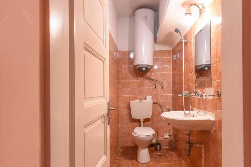 Spacious And Cozy 3 Bedroom In Downtown Apartment